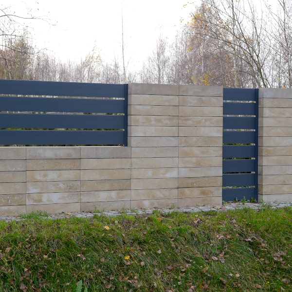 Funkční hliníkový plot Berlin, vyráběný polskou společností Zalu.