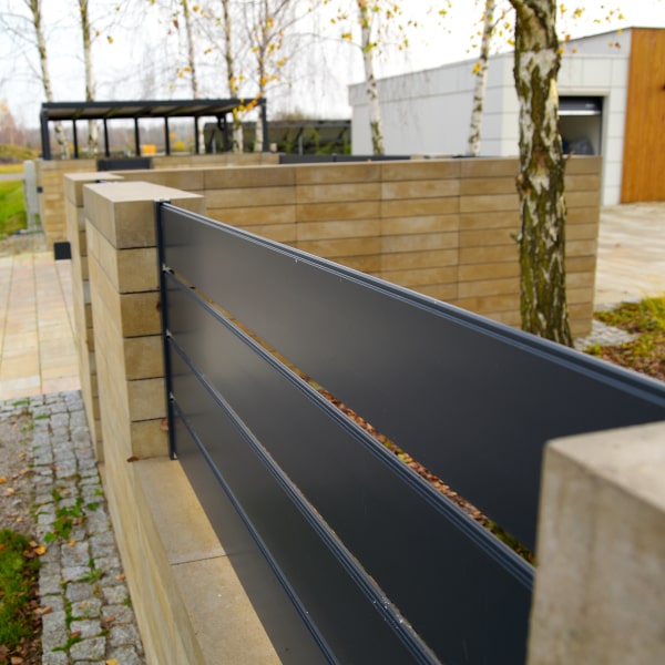 Wyprodukowane przez Zalu ogrodzenie aluminiowe Berlin w pobliżu Skierniewic.